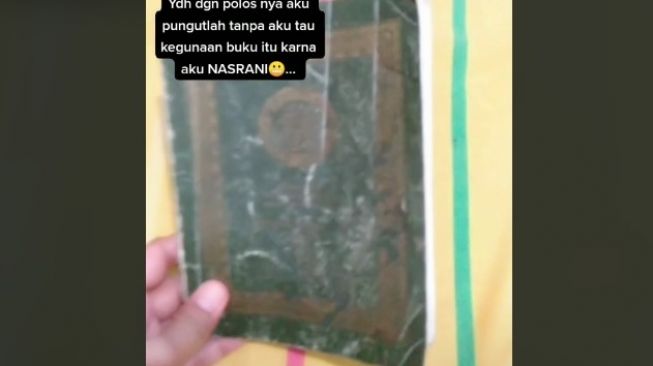 Wanita tak sengaja nemu buku Yasin. (TikTok)