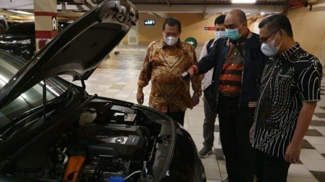 Wali Kota Kendari Sulkarnain Kadir saat mendengarkan penjelasan dari Manajemen Hyundai Motor Indonesia di Jakarta, Jumat (16/4/2021) [ANTARA/HO-Diskominfo Kota Kendari].