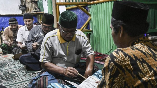 Sejumlah warga belajar membaca Al Quran di Pondok Iqro, Cikarang, Kabupaten Bekasi, Jawa Barat, Minggu (18/4/2021).  ANTARA FOTO
