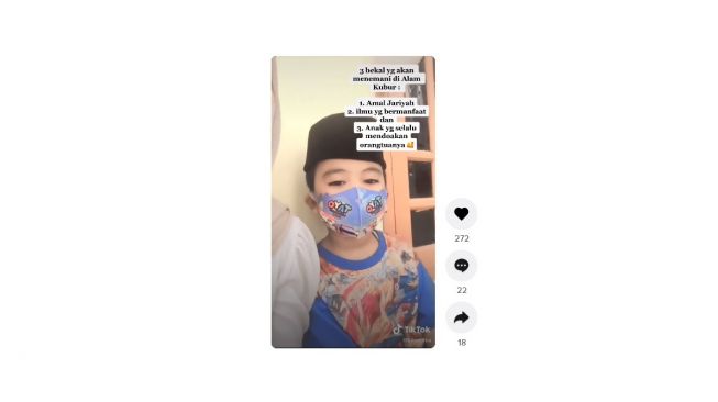 Aksi bocah baca Yassin sendiri di kuburan. [TikTok]