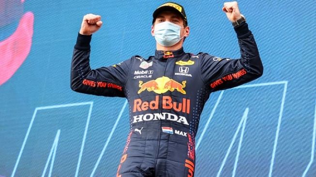 Pebalap Red Bull, Max Verstappen merayakan kemenangannya pada F1 GP Emilia Romagna di Sirkuit Imola, Italia, Minggu (18/4/2021) malam WIB. [BRYN LENNON / POOL / AFP]