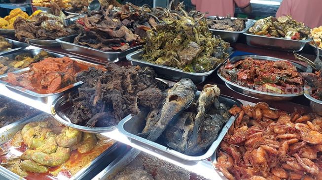 Warung Nasi Kapau di Pasar Senen, Jakarta Pusat,  tepatnya di  pinggir Jalan Kramat Raya arah Kampung Melayu. [Suara.com/Yaumal Asri Adi Hutasuhut]