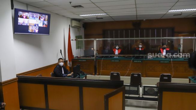 Suasana jalannya sidang narkoba dan kepemilikan senjata api ilegal yang menjerat suami penyanyi Nindy Ayunda, Askara Parasady Harsono di Pengadilan Negeri Jakarta Barat, Senin (19/4/2021). [Suara.com/Alfian Winanto]