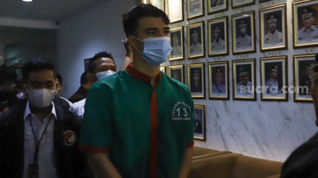 Aktor Jeff Smith saat dihadirkan dalam rilis kasus narkoba yang menjeratnya di Polres Metro Jakarta Barat, Senin (19/4/2021). [Suara.com/Alfian Winanto]