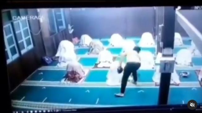 Viral Maling Bongkar Tas Jemaah saat Salat di Masjid, Dicek Satu per Satu