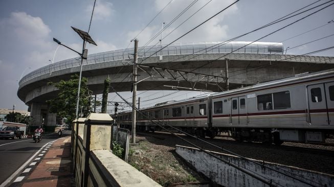 KRL melintas di bawah jalan layang (Flyover) Cakungi, Jakarta, Senin (19/4/2021). ANTARA FOTO/Aprillio Akbar
