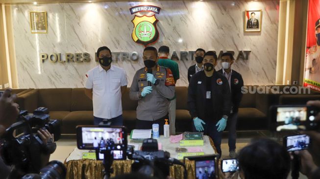 Suasana saat Rilis kasus narkoba yang menjerat Aktor Jeff Smith di Polres Metro Jakarta Barat, Senin (19/4/2021). [Suara.com/Alfian Winanto]