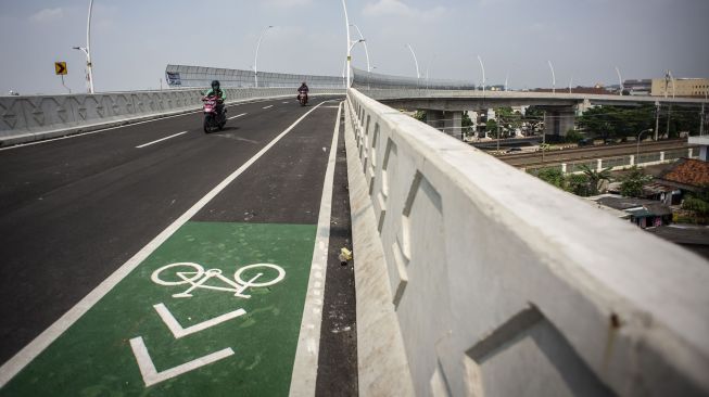 Sepeda motor melintas saat uji coba tahap pertama jalan layang (Flyover) Cakung di Jakarta, Senin (19/4/2021).  ANTARA FOTO/Aprillio Akbar