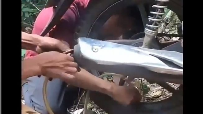 Cara unik memompa ban motor ini bikin geleng-geleng kepala (Instagram)