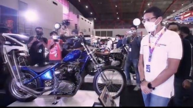 Menparekraf Sandiaga Uno tengah mengamati sepeda motor custom di IIMS hybrid 2021 [Instagram: @sandiagauno].