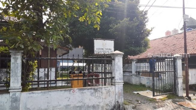 Lokasi duel hingga berunjung pembacokan pemuda di depan kantor karang taruna di Kebon Baru, Jaksel. (Suara.com/Yaumal)