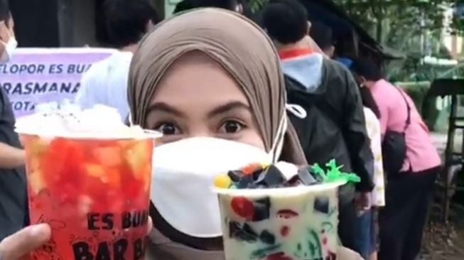 Viral Es Buah Prasmanan Ambil Sepuasnya Cuma Rp5 ribu!