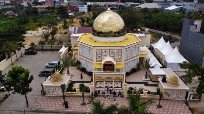 Bangunan Masjid Raudhatul Jannah nampak dari depan di Kelurahan Korumba, Kecamatan Mandonga, Kendari, Sulawesi Tenggara, Senin (19/4/2021).  ANTARA FOTO/Jojon