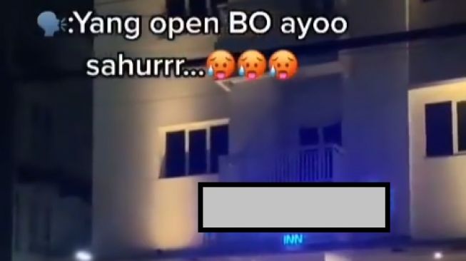 Aksi bocah bangunkan sahur di depan hotel (Tiktok)