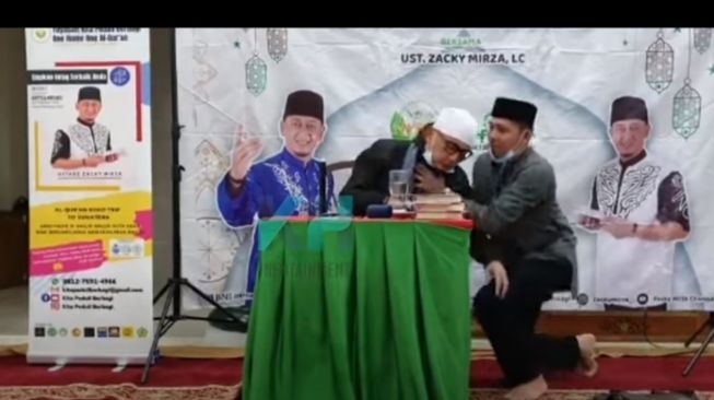 Ustaz Zacky Mirza ambruk saat isi ceramah [YouTube/KH Infotainment]