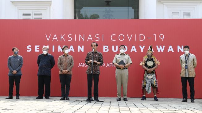 Vaksinasi Covid-19 untuk seniman dan budayawan yang digelar di Galeri Nasional Indonesia, Senin (19/4/2021). (Dok. Kemendikbud)