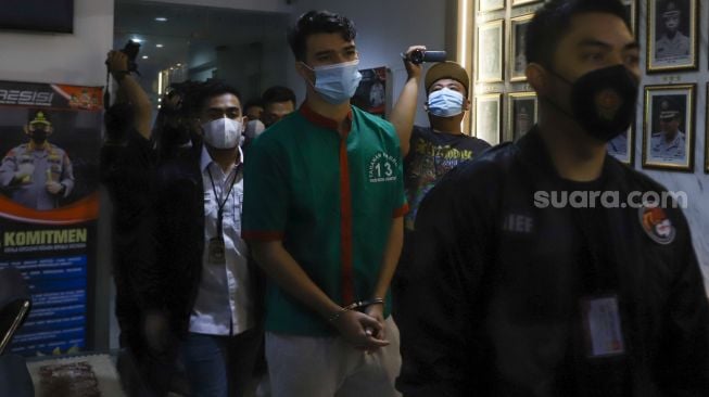 Aktor Jeff Smith saat dihadirkan dalam rilis kasus narkoba yang menjeratnya di Polres Metro Jakarta Barat, Senin (19/4/2021). [Suara.com/Alfian Winanto]