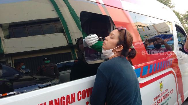 Salah satu pengemudi dari luar kota yang dites antigen setelah terjaring dalam operasi keselamatan candi 2021 yang dilarang mudik. [Suara.com/Ari Welianto]