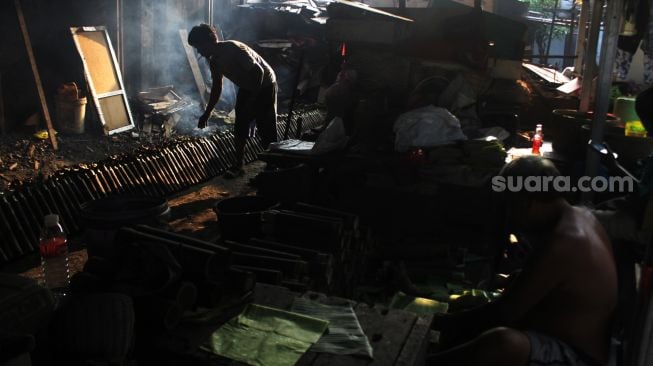 Suasana pabrik pembuatan nasi lemang di kawasan Senen, Jakarta Pusat, Senin (19/4/2021). [Suara.com/Dian Latifah]
