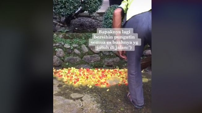 Es buah dagangan tumpah sebelum dijajakan (tiktok.com/@xxxgitaaa_)