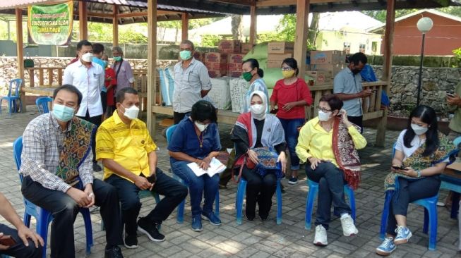 Salurkan Bantuan, Azis Syamsuddin Sambangi Posko Bencana GKS di Sumba Timur
