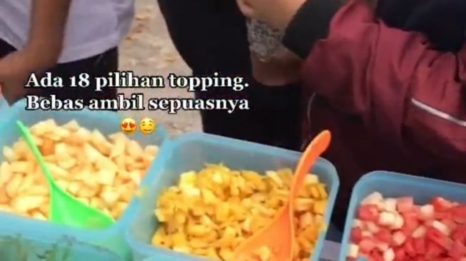 Viral Es Buah Prasmanan Ambil Sepuasnya Cuma Rp5 ribu!