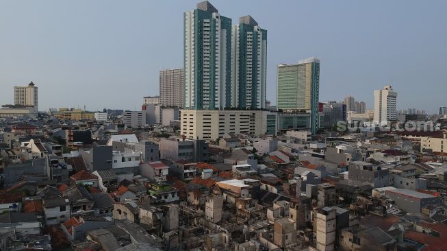 Foto aerial suasana sisa permukiman yang terbakar di Keagungan, Taman Sari, Jakarta Barat, Senin (19/4/2021). [Suara.com/Angga Budhiyanto]