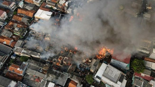 Kebakaran di kawasan Keagungan, Kecamatan Taman Sari, Jakarta Barat, Minggu (18/4/2021) sore. [Twitter@humasjakfire]