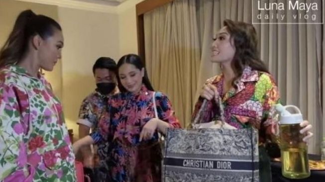 Luna Maya dan Ayu Dewi bongkar isi tas mewah Nagita Slavina. (YouTube/Luna Maya)