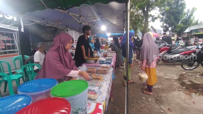 Pasar Pabukoan Lubuk Minturun, Kecamatan Koto Tangah, Kota Padang. [Suara.com/B. Rahmat]