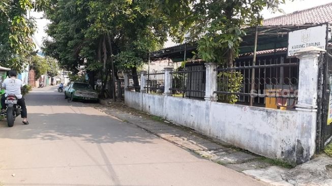 Lokasi duel hingga berunjung pembacokan pemuda di depan kantor karang taruna di Kebon Baru, Jaksel. (Suara.com/Yaumal)