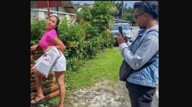 Potret nyentrik warga Filipina saat menerima paket kiriman.[Facebook]