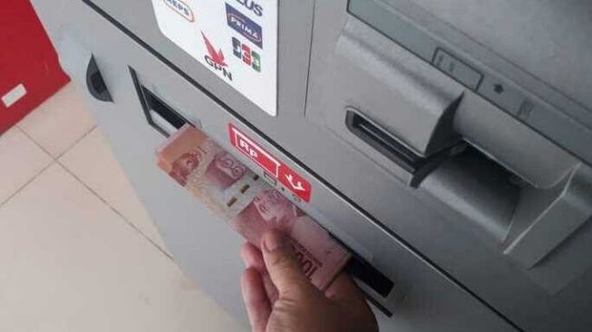 Bagaimana Cara Ambil Uang Di Atm Tanpa Kartu