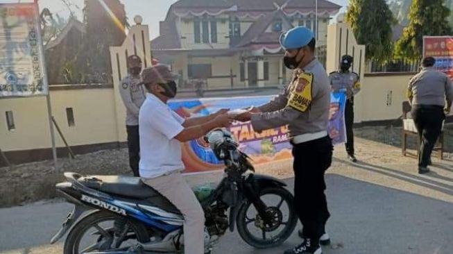 Polsek Kubu Bagikan Takjil kepada Masyarakat
