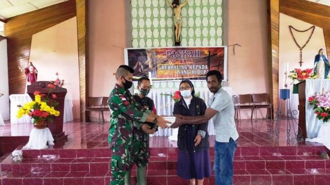 Kepedulian Iman, Satgas TNI Bagikan Alkitab ke Gereja Perbatasan RI-PNG