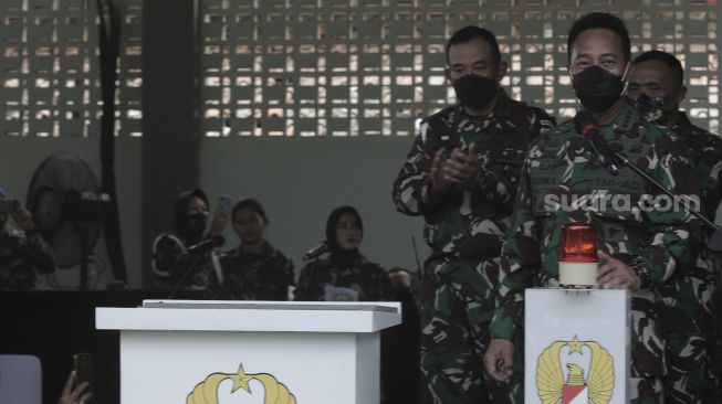 Kepala Staf Angkatan Darat (Kasad), Jenderal TNI Andika Perkasa (kedua kanan) meresmikan 'Smart' Instalasi Tahanan Militer berbasis Information, Communication, Technology (ICT) di Markas Polisi Militer Kodam Jayakarta, Jakarta, Selasa (20/4/2021). [Suara.com/Angga Budhiyanto]