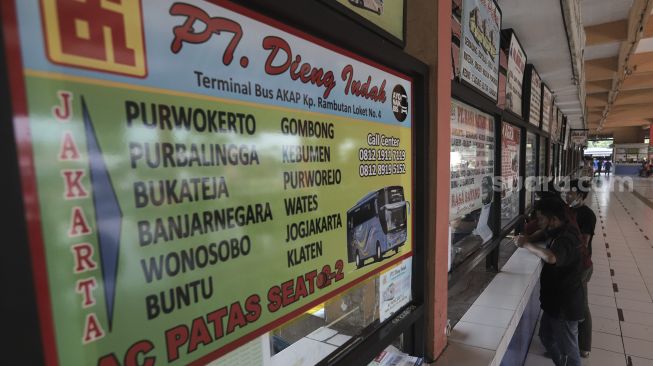 Calon penumpang membeli tiket bus di Terminal Kampung Rambutan, Jakarta, Selasa (20/4/2021). [Suara.com/Angga Budhiyanto]