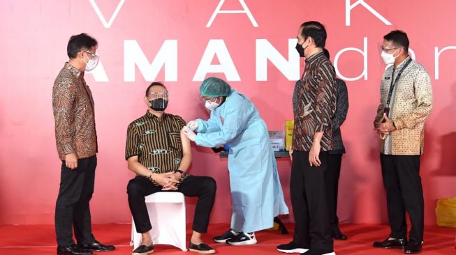 Momen Cak Lontong disuntik vaksin [siaran pers]