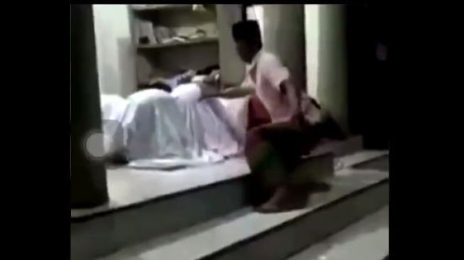 Viral Video Pria Pegang Bokong Jamaah Wanita Saat Sholat, Publik Geram