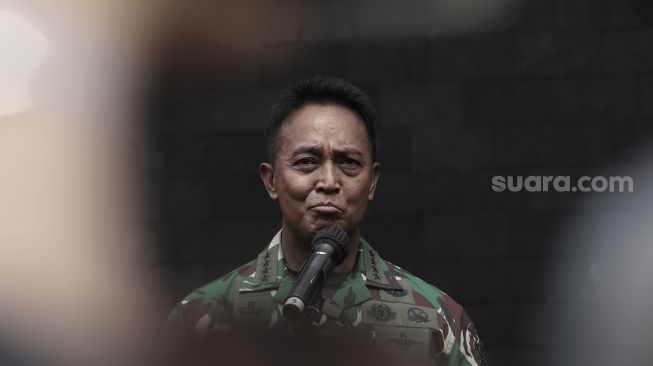 Kepala Staf Angkatan Darat (Kasad), Jenderal TNI Andika Perkasa memberikan keterangan kepada wartawan saat meresmikan 'Smart' Instalasi Tahanan Militer berbasis Information, Communication, Technology (ICT) di Markas Polisi Militer Kodam Jayakarta, Jakarta, Selasa (20/4/2021). [Suara.com/Angga Budhiyanto]