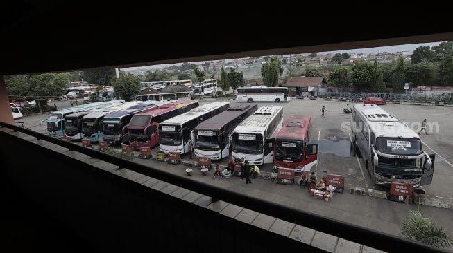 Sejumlah bus antar kota antar provinsi (AKAP) terparkir menunggu penumpang di Terminal Kampung Rambutan, Jakarta, Selasa (20/4/2021). [Suara.com/Angga Budhiyanto]