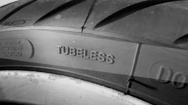 Cairan sealant atau tire goo di dalam ban tubeless membantu menambal lubang kecil tusukan paku secara otomatis saat berkendara