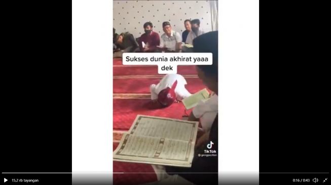 Video anak kecil tertidur sambil sujud saat mengikuti ibadah salat jumat. - (Twitter/@kgblgnunfaedh)