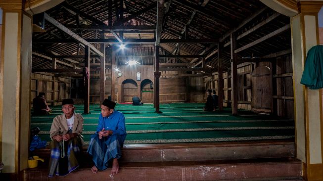 Warga beraktivitas di Masjid Kuno Baitul Arsy, Pandeglang, Banten, Senin (19/4/2021). ANTARA FOTO/Muhammad Bagus Khoirunas