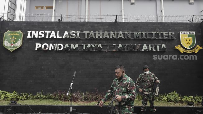 Personel TNI AD merapikan barang-barang usai peresmian 'Smart' Instalasi Tahanan Militer berbasis Information, Communication, Technology (ICT) di Markas Polisi Militer Kodam Jayakarta, Jakarta, Selasa (20/4/2021). [Suara.com/Angga Budhiyanto]