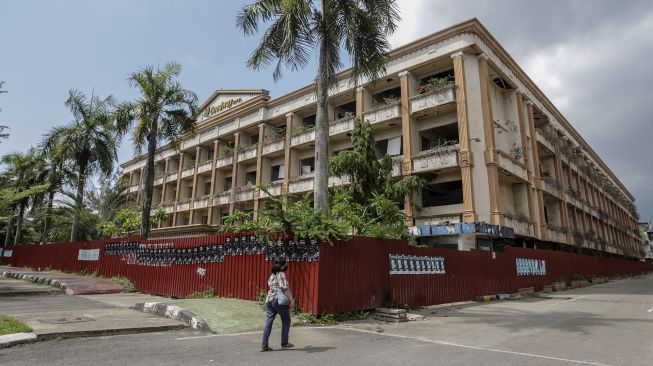 Seorang pejalan kaki melintas di depan Hotel Goodway di jalan Imam Bonjol Nagoya, Batam, Kepulauan Riau, Selasa (20/4/2021).  ANTARA FOTO/Teguh Prihatna