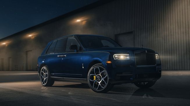 Rolls-Royce Black Badge Cullinan untuk pasangan Sloss menggunakan cat bertajuk Pikes Peak Blue [Rolls-Royce Motor Cars].