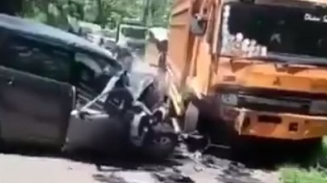 Diduga Sopir Ngantuk, Avanza Tabrak Truk Hingga Hancur di Jonggol Cianjur