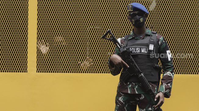 Personel Polisi Militer melakukan penjagaan saat peresmian 'Smart' Instalasi Tahanan Militer berbasis Information, Communication, Technology (ICT) di Markas Polisi Militer Kodam Jayakarta, Jakarta, Selasa (20/4/2021). [Suara.com/Angga Budhiyanto]