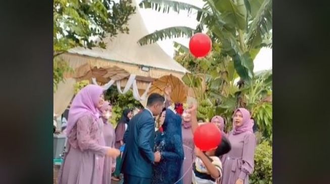 Momen Romantis Pengantin Rusak Akibat Bocah Kejar Balon, Publik Ikut Kesal